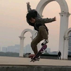 设计空间何头像