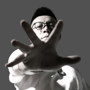 陈森溜达北京头像