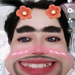 博学多才的温柔小姨头像