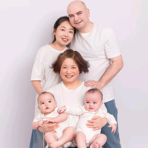 混血双胞胎的姥姥妮娜头像