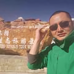 龙岗中心城侯哥头像