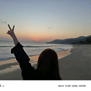 小颍牙头像