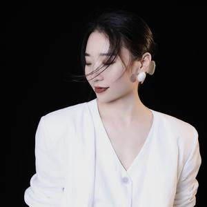 周舟讲穿搭头像