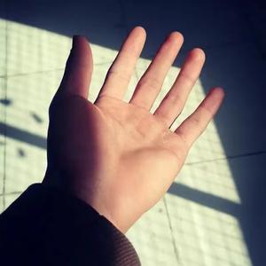 明何去头像