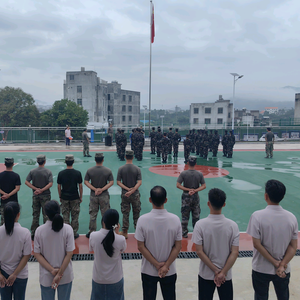 岑溪市德馨励志学校李老师头像