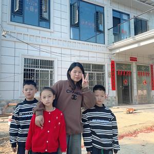 小曼和三个孩子头像