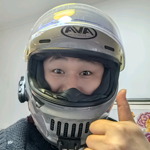 戴个头盔闯大A头像