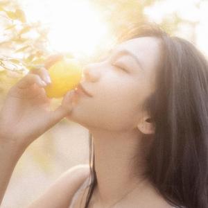 愤世嫉俗的少女头像