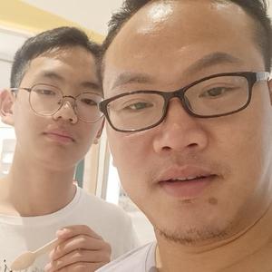 在鄂拼博的挖机哥头像