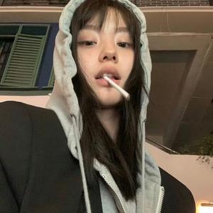 半糖拿铁加冰哦头像