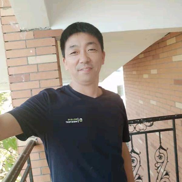 郉纬拍车头像
