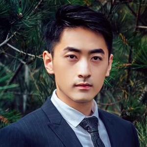 花园陶醉闻香的赏客头像