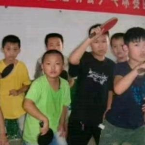 山顶上俯瞰着城市头像