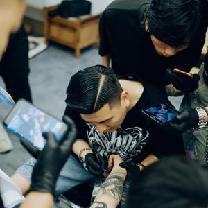 一名纹身师头像