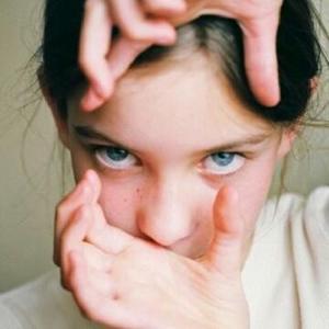 一脸懵逼的少女头像